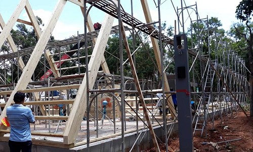 很會搭鷹架的專業工程團隊合影