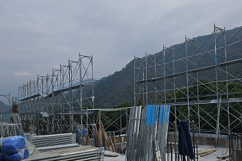 鷹架搭建後的安全防護網設置