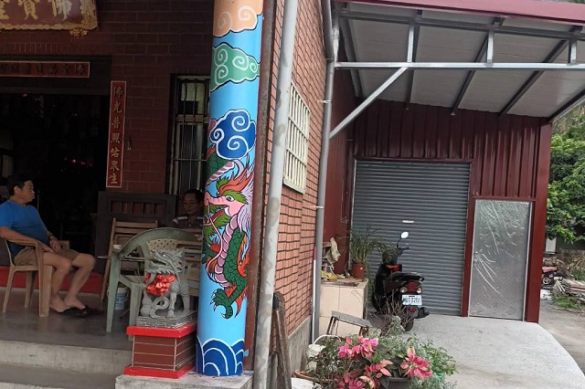 范大師彩繪團隊師傅正在進行彩繪工作